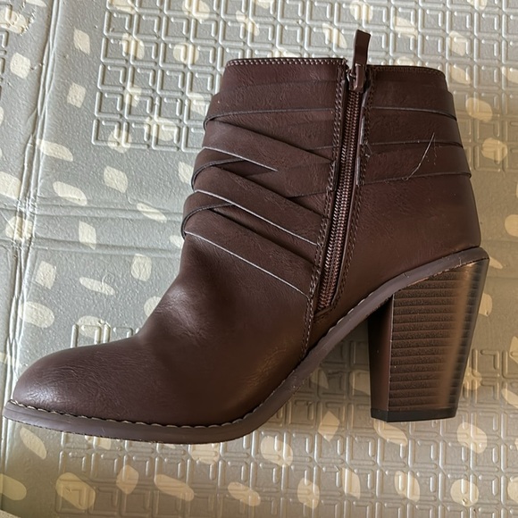 NEVER WORN Boots - Picture 4 of 8